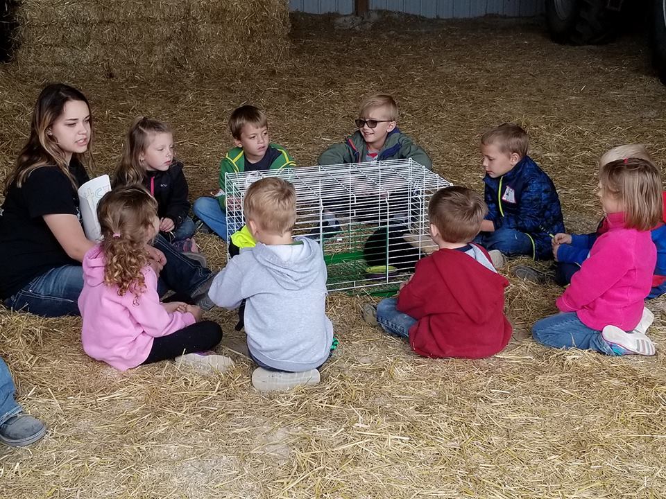 Zielanis Elementary School kindergartners sitting by cage